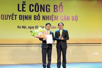 Ông Phạm Anh Tuấn - Chủ tịch Hội đồng thành viên trao quyết định bổ nhiệm cho tân Tổng giám đốc Chu Quang Hào. Ảnh: VGP/Hiền Minh