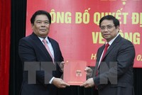 Đồng chí Phạm Minh Chính trao quyết định của Bộ Chính trị phân công đồng chí Sơn Minh Thắng làm Bí thư Đảng ủy khối các cơ quan Trung ương. (Ảnh: TTXVN)