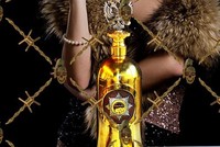 Chai rượu bọc vàng trắng có giá 1,3 triệu USD. Ảnh: BBC.