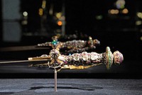 Một món đồ trong số 270 đồ trang sức thời vương triều Mogul của Ấn Độ, niên đại từ thế kỷ 16 đến thế kỷ 20, thuộc sở hữu của hoàng gia Qatar, được trưng bày tại một cuộc triển lãm ở Venice, Italy. Ảnh: AP.