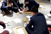 Doanh nhân Trung Quốc tích cóp hàng trăm nghìn xu mua xe