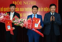 Đồng chí Lâm Văn Năm, Phó Bí thư Thường trực Tỉnh ủy Điện Biên, trao quyết định luân chuyển cán bộ cho 2 đồng chí: Chu Xuân Trường và Nguyễn Sỹ Quân.Theo Baodienbienphu