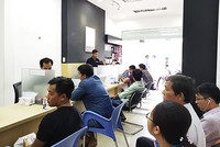 Nhiều người chờ đợi thay pin tại một Trung tâm bảo hành được Apple ủy nhiệm tại TP.HCM.