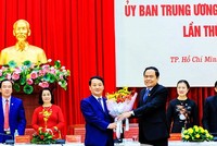 Ông Trần Thanh Mẫn, Chủ tịch Ủy ban Trung ương MTTQ Việt Nam (phải), tặng hoa chúc mừng ông Hầu A Lềnh. Ảnh: Đại Đoàn Kết