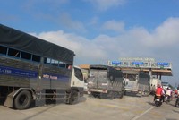 Ùn tắc tại trạm thu phí Sóc Trăng do bị tài xế phản ứng. (Ảnh: Hoài Thu/TTXVN)
