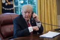 Tổng thống Trump tại văn phòng. Ảnh: AFP