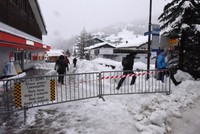 Du khách phớt lờ biển đóng cửa đường sau khi tuyết rơi dày làm hơn 13.000 người mắc kẹt tại khu nghỉ dưỡng Zermatt. Ảnh: AFP.