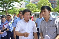 Phó Chủ tịch UBND quận 1 Đoàn Ngọc Hải (áo trắng) bất ngờ nộp đơn xin từ chức