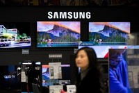 Gian hàng của Samsung tại một siêu thị ở Gimpo (Hàn Quốc). Ảnh: Bloomberg