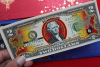 Tiền 2 USD in hình chó là loại có giá cao nhất.