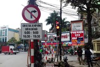 Biển cấm xe hợp đồng dưới 9 chỗ đặt trên đường Giảng Võ. Ảnh: Văn Chương