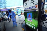 Phương tiện vào cây xăng mua nhiên liệu xăng E5. (Ảnh: Huy Hùng/TTXVN)