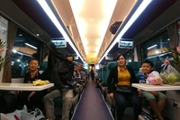 Thành, vách, cửa sổ toa xe được đúc liền khối. Ảnh: Hữu Nguyên