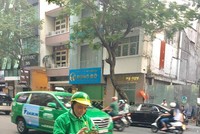 Ông Hồ Huy, Chủ tịch HĐQT Mai Linh trực tiếp đi đón khách dịch vụ xe ôm (ảnh: FB Huynh Nguyen)