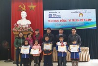 Các em học sinh nhận học bổng từ Quỹ Swing for the Kids