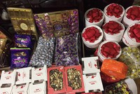 Các loại bánh kẹo Nga được nhập về phục vụ dịp Tết Nguyên đán 2018. (Ảnh: Hồng Vân)