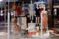 Một cửa hàng H&M tại Nam Phi bị đập phá. Ảnh: Getty Images