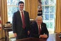 Taylor Weyeneth, Phó Chánh văn phòng Cơ quan kiểm soát chính sách ma túy quốc gia Mỹ chụp ảnh cùng Tổng thống Mỹ Donald Trump. (Ảnh: Taylor Weyeneth/Linkedin)