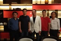 Sáng ngày 15/1, trên trang Twitter cá nhân của Tỷ phú Lei Jun (áo đen, thứ 2 từ trái qua) đăng bức hình ông chụp cùng người bạn cũ là ông Lê Hồng Minh, CEO VNG (áo vest trắng thứ 3 từ trái qua).