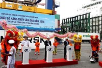 Bộ trưởng Nguyễn Xuân Cường cùng đại diện VASEP và Tổng công ty Tân Cảng Sài Gòn bấm nút phát lệnh xuất khẩu thủy sản 2018. Ảnh: Hồng Phúc