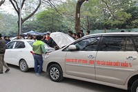 Tài xế dán khẩu hiệu với thông điệp yêu cầu Uber, Grab giảm chiết khấu lên thân xe. Ảnh: Anh Tú