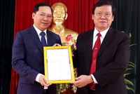 Ông Nguyễn Phi Long, Bí thư TƯ Đoàn (trái), nhận quyết định phân công nhiệm vụ mới . Ảnh: T.Thế