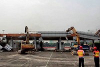 Việc phá dỡ được tiến hành tại chốt chặn Đồng Lạc ở Thâm Quyến. Ảnh: SCMP.