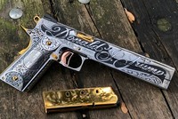 Một mặt của súng có dòng chữ "Donald Trump" và huy hiệu Tổng thống Mỹ. Ảnh: Maxim.