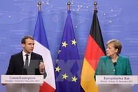 Tổng thống Pháp Emmanuel Macron (trái) trong cuộc họp báo chung với Thủ tướng Đức Angela Merkel tại Hội nghị thượng đỉnh EU ở Brussels (Bỉ) ngày 15/12/2017. (Nguồn: AFP/TTXVN