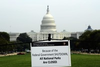 Tấm biển thông báo tất cả các công viên quốc gia đều ngừng hoạt động trong thời gian chính phủ Mỹ đóng cửa hồi năm 2013. Ảnh: AFP.