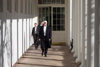 Tổng thống Mỹ Donald Trump bước ra từ Phòng Bầu dục. (Ảnh: Nhà Trắng)