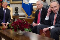 Trump (trái) gặp lãnh đạo đảng Dân chủ tại Thượng viện Schumer (phải) tại Nhà Trắng. Ảnh: CNN.