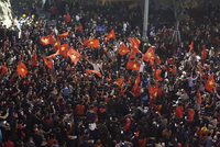 Hàng vạn người dân xuống đường cổ vũ đội U23 Việt Nam sau trận thắng đội Iraq tối 20/1.