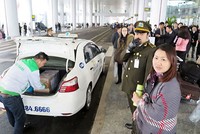 Đơn vị quản lý cảng hàng không đồng ý dừng thu phí phương tiện đưa đón sân bay nếu cơ quan có thẩm quyền quyết định. Ảnh minh họa: Xuân Hoa. 