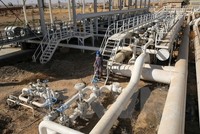 Nhân viên Iraq kiểm tra đường ống dẫn dầu ở giếng dầu Bai Hassan, phía tây thành phố Kirkuk. (Nguồn: AFP/TTXVN)