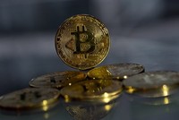 Đồng bitcoin mạ vàng lưu niệm tại London, Anh ngày 20/11/2017. (Nguồn: AFP/ TTXVN)