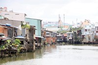 Chủ trương di dời nhà ven kênh được UBND TP.HCM đặt ra từ năm 2016, song do nhiều khó khăn, thách thức, đến nay tiến độ thực hiện dự án di dời vẫn chưa có chuyển biến.