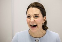 Công nương Kate tặng 20 cm tóc cho trẻ em mắc ung thư