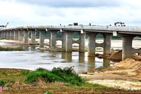 Cầu Thạch Bích bắc ngang qua sông Trà Khúc trong giai đoạn hoàn thiện. Ảnh: Minh Hoàng.