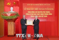 Thay mặt Bộ Chính trị, Ban Bí thư, đồng chí Trần Quốc Vượng trao Huy hiệu 50 năm tuổi Đảng tặng đồng chí Nguyễn Phú Trọng, Tổng Bí thư Ban Chấp hành Trung ương Đảng Cộng sản Việt Nam.