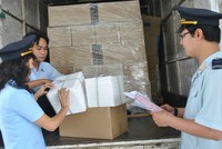 Cán bộ Cục Hải quan Bình Dương đang kiểm tra hàng hoá so với tờ khai hải quan.