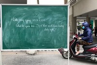 Trường Tiểu học Dịch Vọng A (Cầu Giấy) kê bảng thông báo ngoài cổng. Ảnh: Dương Tâm