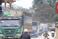Sống chung với bụi do xe tải vượt biển cấm ở Hà Nội