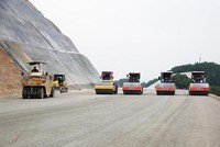 Cao tốc Hạ Long - Vân Đồn tổng vốn hơn 12.000 tỷ đồng, khởi công 9.2015, sẽ hoàn thành trong quí I.2018. Ảnh: Đỗ Phương