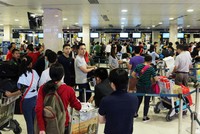 Khu vực nhà ga nội địa Tân Sơn Nhất thường quá tải dịp cao điểm. Ảnh: Hữu Công