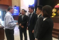 Bí thư Thành ủy Nguyễn Thiện Nhân trao đổi với các đại biểu tại Hội nghị.