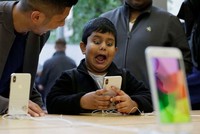 Một cậu bé phấn khích với tính năng aniemoji trên iPhone X. (Nguồn: AFP)