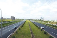 Sau khi dồn sức phát triển một số tuyến cao tốc, số nhà đầu tư trong nước hội đủ tiêu chí tham gia Dự án cao tốc Bắc - Nam hiện không nhiều. Trong ảnh: Đại lộ Thăng Long