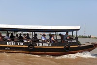 Tái cơ cấu ngành du lịch là lộ trình dài, nên cần đưa ra mục tiêu ngắn, trung và dài hạn.Trong ảnh: Du khách tham gia tour du lịch sông nước Bến Tre.