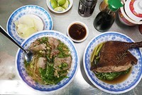 Mì xá xíu, vịt tiềm có giá 119.000 đồng. Ảnh: Di Vỹ.